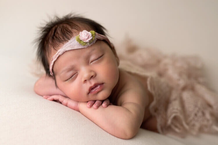 angela beransky photography san diego newborn baby photographer newborn baby on the blanket chin pose 