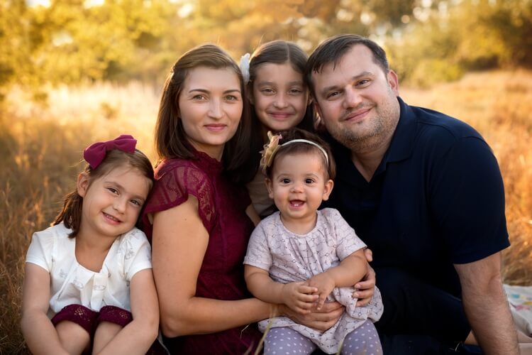 San Diego Photographer. Angela Beransky photography. Family with three kids. Family pictures at Los Penasquitos canyon. Sunset light. 